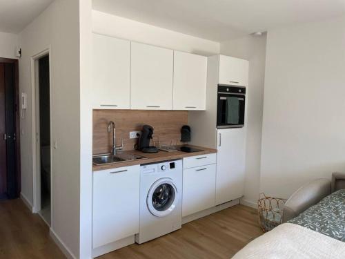 - une cuisine blanche avec un lave-linge dans l'établissement Studio La Douce, à Vallauris