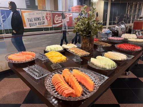 a table filled with lots of different types of food at Manhattan Plaza in Brasilia