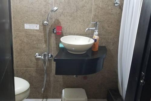 y baño con lavabo y aseo. en Espectacular Casa Vacacional !Sorprendente vista!, en Ambato