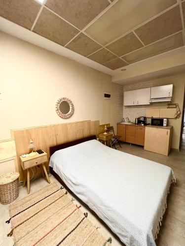 ein Schlafzimmer mit einem großen Bett und eine Küche in der Unterkunft Time Traveling Apartment Sofia Mladost District in Sofia