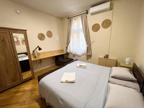 ソフィアにあるTime Traveling Apartment Sofia Cityのベッドルーム1室(ベッド1台、タオル2枚付)