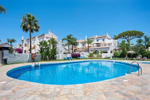 - une piscine au milieu d'un complexe dans l'établissement Apartamento Boutique en Marbella, à Estepona