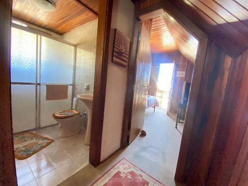 a bathroom with a toilet in a room at Casa aconchegante pertinho de tudo, ótima localização. in Campos do Jordão