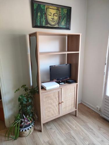 une étagère avec un ordinateur en haut dans l'établissement Studio avec balcon à 7 min du port et de Garibaldi, à Nice