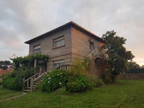 una casa con una escalera delante de ella en Casa Suricato, en San Vicente do Mar