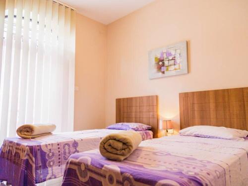 1 Schlafzimmer mit 2 Betten und einem Fenster in der Unterkunft Sea views apartment-wifi-sleep 5 in Marsaskala