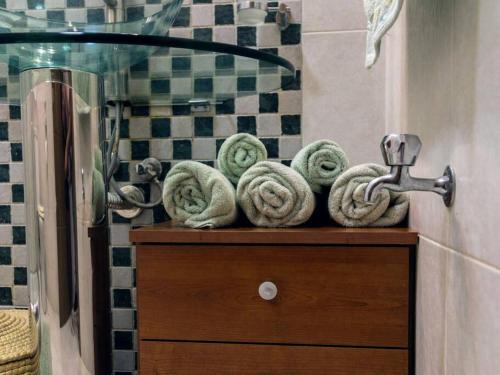 stos ręczników na ladzie w łazience w obiekcie Sea views apartment-wifi-sleep 5 w mieście Marsaskala