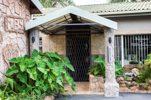 Κήπος έξω από το MBS Guest House