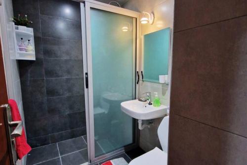 W łazience znajduje się szklana kabina prysznicowa i umywalka. w obiekcie Charmant Studio Côtier w mieście Tanger