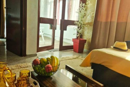 a bowl of fruit on a table in a room at Charmant Studio Côtier in Tangier