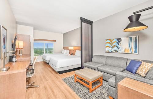 ヒューストンにあるHyatt Place Houston Medical Centerのソファとベッドのあるリビングルーム