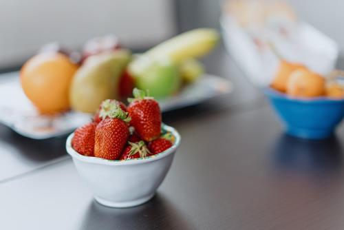 een schaal aardbeien op een tafel met ander fruit bij la terrazza nel centro in Napels