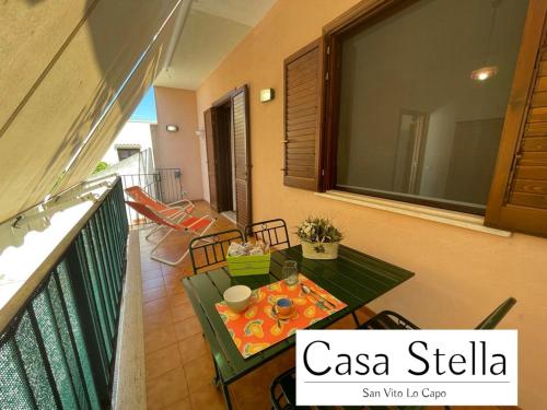 balcone con tavolo e sedie. di Casa Stella San Vito Lo Capo a San Vito lo Capo