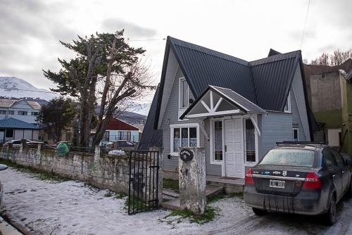 una casa con un coche aparcado delante de ella en Holger sofus en Ushuaia