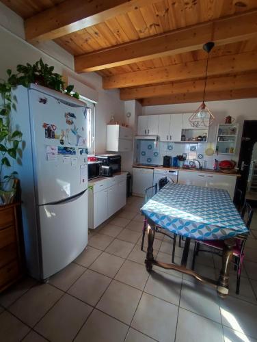 A 5 mn à pied de la mer, piscine ,tennis, paillote