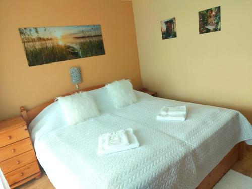 Una cama o camas en una habitación de Linczi Ház