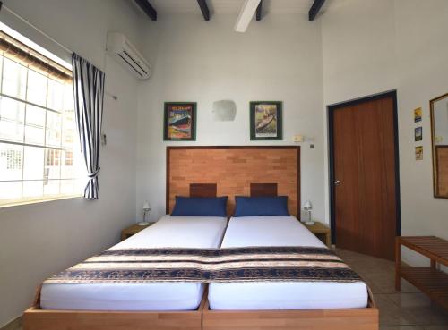 um quarto com uma cama grande e almofadas azuis em 09 Casa De Presa em Kralendijk