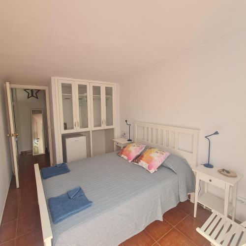 sypialnia z łóżkiem z 2 poduszkami w obiekcie Habitación doble con baño y terraza privada w mieście El Médano