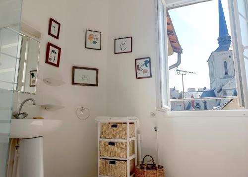 a bathroom with a sink and a window at T2 vue sur Loire local vélo in Saumur