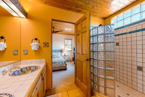 Casa Luna في Ranchos de Taos: حمام مع دش ومغسلة