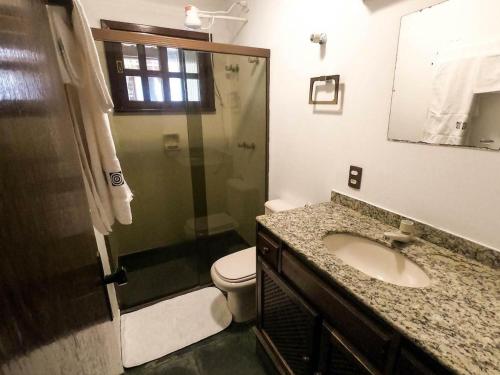 W łazience znajduje się toaleta, umywalka i prysznic. w obiekcie POUSADA PALIPALAN w mieście São Jorge