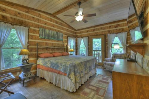 ein Schlafzimmer mit einem Bett in einem Zimmer mit Holzwänden in der Unterkunft A River Runs Through It in Cherry Log