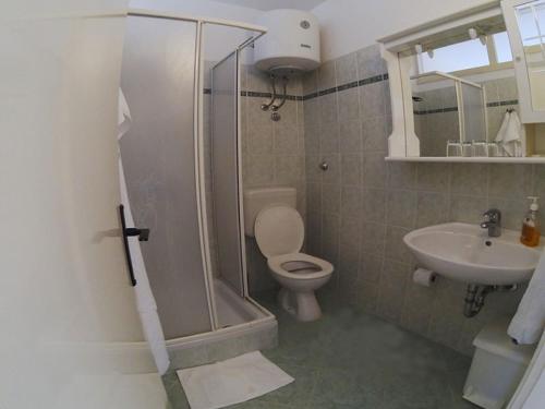 W łazience znajduje się prysznic, toaleta i umywalka. w obiekcie Rab Elizabeta rooms first line to the sea w mieście Barbat na Rabu