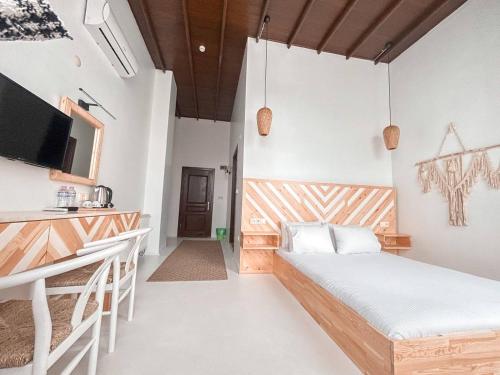1 dormitorio con 1 cama, escritorio y TV en Eden Selene Hotel, en Ayvalık