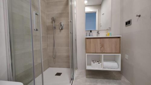 e bagno con doccia, servizi igienici e lavandino. di SUNSET WAVES relax apartment a Benidorm