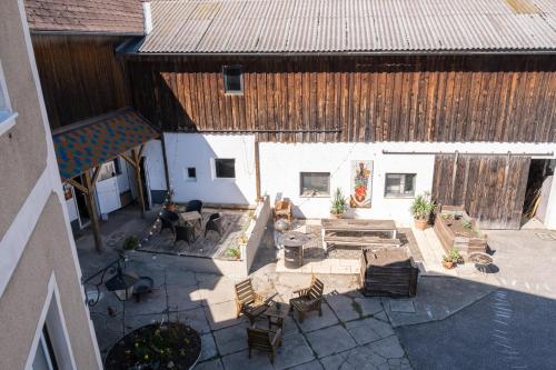 an aerial view of a patio on a barn at Urlaub am Jauerling 