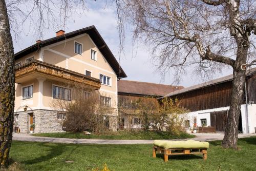 un edificio con un banco delante de él en Urlaub am Jauerling 