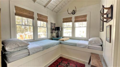 a bedroom with two beds and two windows at Lake Perch in Lakeside