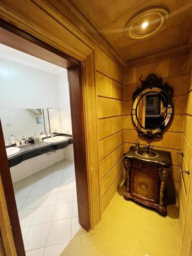 uma casa de banho com um lavatório e um espelho na parede em مارينا الساحل الشمالى em ‘Ezbet `Abd el-Ḥamîd