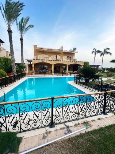 uma grande piscina em frente a um edifício em مارينا الساحل الشمالى em ‘Ezbet `Abd el-Ḥamîd