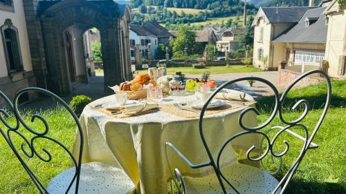 una mesa con un plato de comida. en Gîte Verrière Du Château BURRUS, en Sainte-Croix-aux-Mines