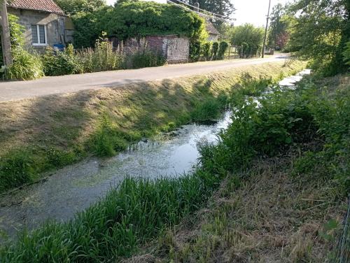 a ditch on the side of a road at Logement 5 kms de Berck plage in Verton