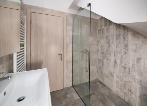 a bathroom with a shower with a glass door at Villa Sofia in Póndi