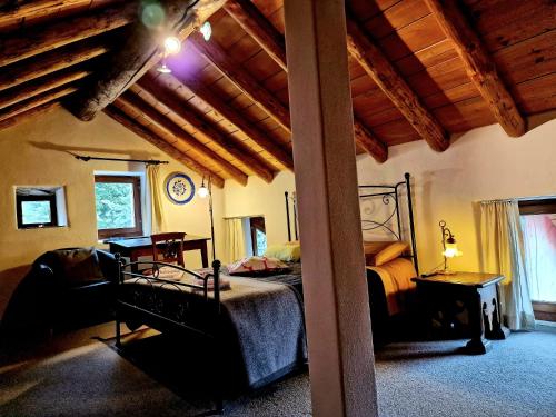 um quarto com uma cama num quarto com tectos em madeira em Hotel Soazza em Soazza