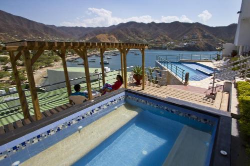 Hotel Bahia Taganga veya yakınında bir havuz manzarası
