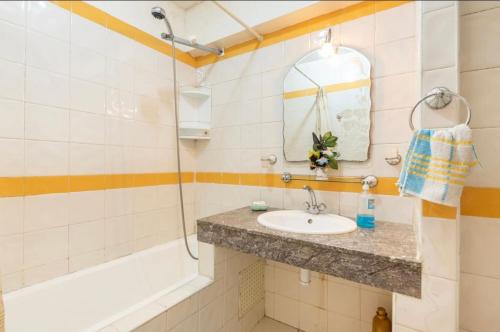ein Bad mit einem Waschbecken und einer Dusche in der Unterkunft Appartement confortable residence koutoubia quartier nassim casablanca in Casablanca