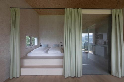 En eller flere senge i et værelse på Das Baumhaus