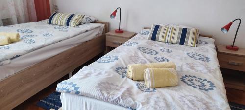 2 nebeneinander sitzende Betten in einem Schlafzimmer in der Unterkunft Apartman Marija in Poreč