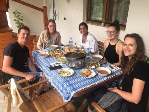 Comida en la casa de huéspedes o alrededores