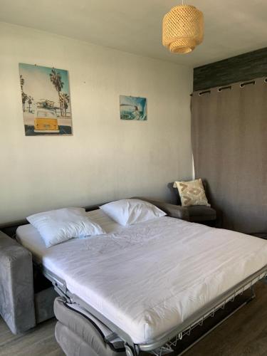 une chambre avec un lit et un canapé dans l'établissement Studio - bord de mer, à Saint-Mandrier-sur-Mer