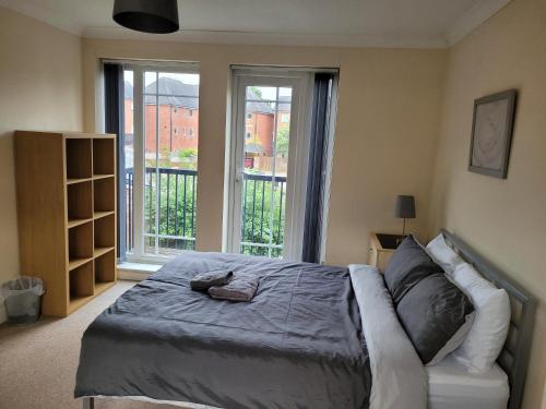 1 dormitorio con cama y ventana grande en TenPickering Place, en Mánchester