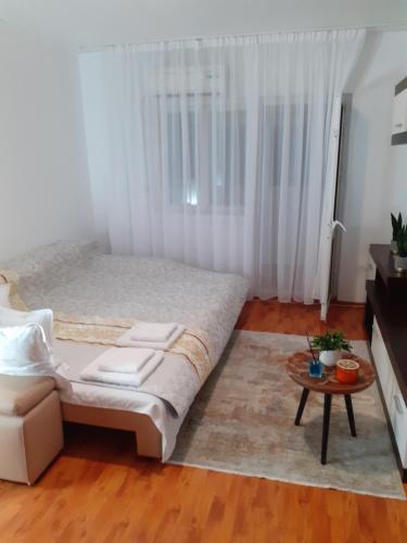 Un dormitorio con una cama, un sofá y una mesa. en La SULINA, en Sulina