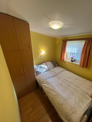 Habitación pequeña con cama y ventana en RP Relax House Banovci with privat Sauna plus Terme Banovci Tickets, en Banovci