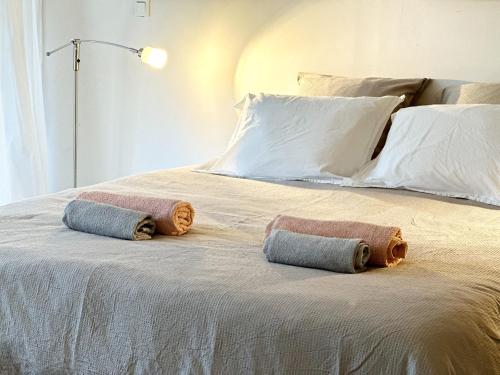 Una cama con dos toallas encima. en Magnifique Loft - Piscine - Tennis - Babyfoot, en Nimes
