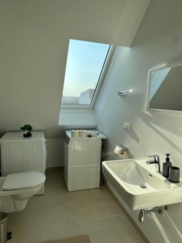 Vonios kambarys apgyvendinimo įstaigoje Contemporary Apartment with Stunning Views 20