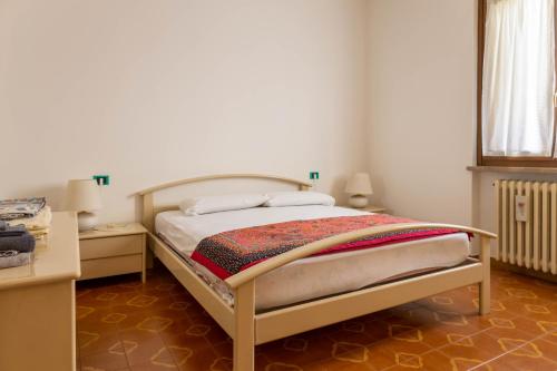 1 dormitorio con cama, mesa y ventana en Casa Mercedes, en Desenzano del Garda